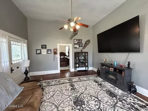 Living - 588 Union St, Gloster, MS 39638 photo 2 of 3