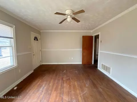 Living - 216 Meadowview St, Jackson, MS 39209 photo 2 of 3
