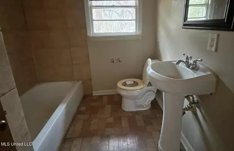 Bath - 216 Meadowview St, Jackson, MS 39209 photo 1 of 1