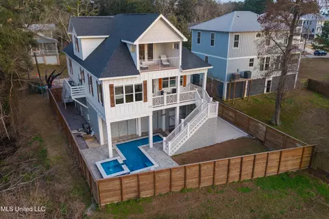 419 Martin Ave, Ocean Springs, MS 39564