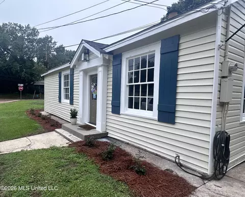 Exterior - 34 Orange Ave, Natchez, MS 39120 photo 2 of 14