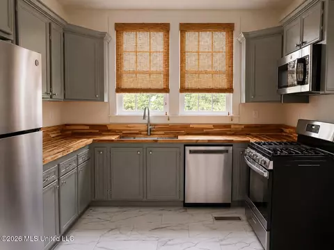 Kitchen - 34 Orange Ave, Natchez, MS 39120 photo 2 of 2