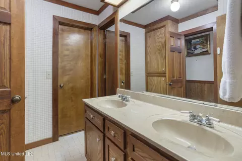 Bath - 809 Springlake Dr, Terry, MS 39170 photo 5 of 6