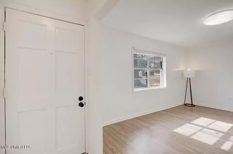 Entry Way - 910 Hackberry Dr, Southaven, MS 38671 photo 2 of 2