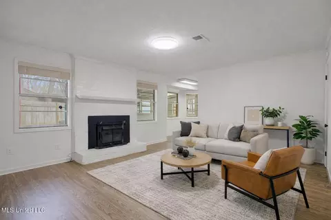 Living - 910 Hackberry Dr, Southaven, MS 38671 photo 5 of 6