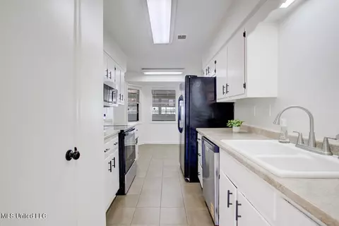 Kitchen - 910 Hackberry Dr, Southaven, MS 38671 photo 1 of 1