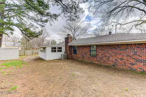 Exterior - 910 Hackberry Dr, Southaven, MS 38671 photo 2 of 4