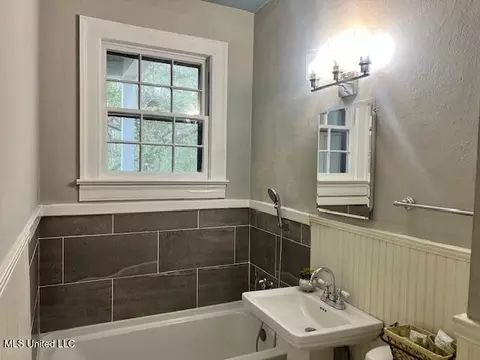 Bath - 1846 Howard St, Jackson, MS 39202 photo 3 of 5