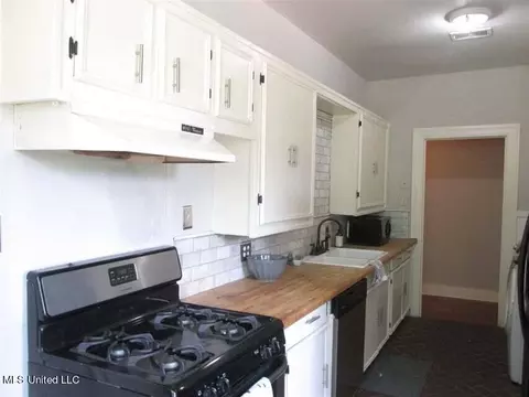 Kitchen - 1846 Howard St, Jackson, MS 39202 photo 2 of 3