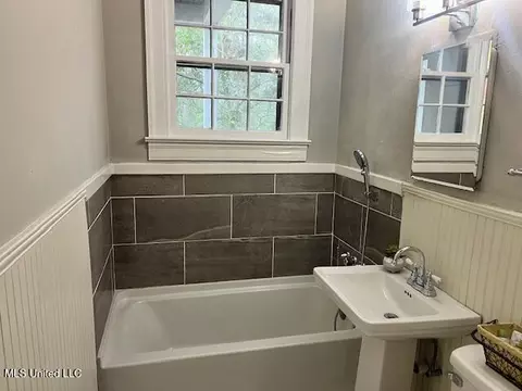 Bath - 1846 Howard St, Jackson, MS 39202 photo 4 of 5