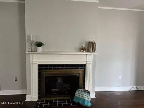 Living - 1846 Howard St, Jackson, MS 39202 photo 2 of 5