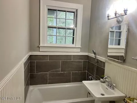 Bath - 1846 Howard St, Jackson, MS 39202 photo 5 of 5