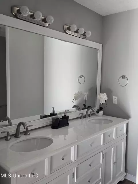 Bath - 8 Ridgeway Pl, Clinton, MS 39056 photo 1 of 3