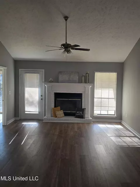 Living - 8 Ridgeway Pl, Clinton, MS 39056 photo 1 of 1