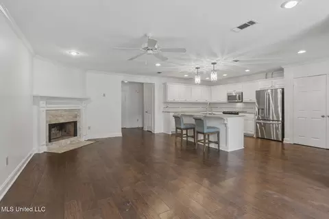 Living - 35 Eastbrooke St, Jackson, MS 39216 photo 4 of 5
