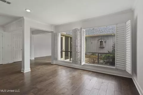 Living - 35 Eastbrooke St, Jackson, MS 39216 photo 3 of 5
