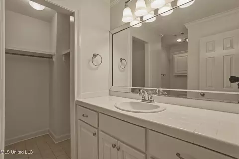 Bath - 35 Eastbrooke St, Jackson, MS 39216 photo 2 of 5