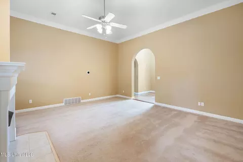 Living - 9073 Lyon Cv, Olive Branch, MS 38654 photo 2 of 4