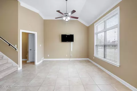 Living - 9073 Lyon Cv, Olive Branch, MS 38654 photo 3 of 4