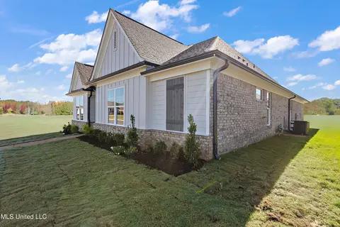 Exterior - 432 Bolivar Dr, Nesbit, MS 38651 photo 3 of 6