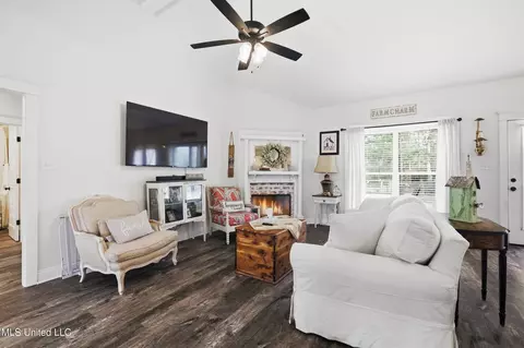 Living - 78 Percy Oneal Rd, Mchenry, MS 39561 photo 1 of 2
