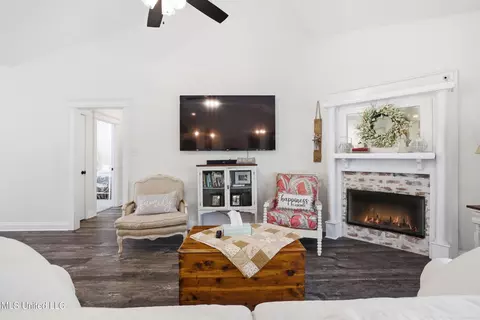 Living - 78 Percy Oneal Rd, Mchenry, MS 39561 photo 2 of 2