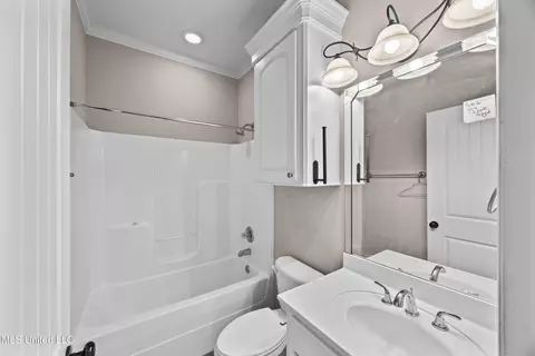 Bath - 504 Kate Lofton Dr, Brandon, MS 39047 photo 1 of 3