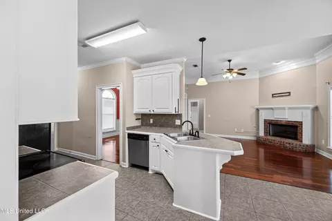 Kitchen - 504 Kate Lofton Dr, Brandon, MS 39047 photo 2 of 2