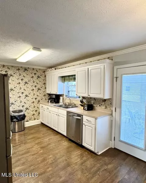 Kitchen - 222 Cherrybark Ln, Brandon, MS 39047 photo 2 of 3