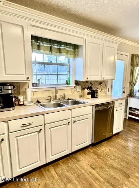 Kitchen - 222 Cherrybark Ln, Brandon, MS 39047 photo 3 of 3