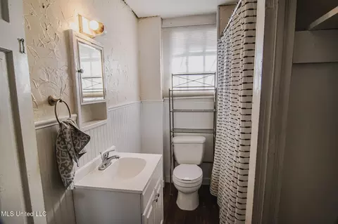 Bath - 809 N Congress St, Jackson, MS 39202 photo 1 of 4