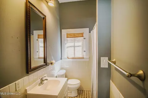 Bath - 809 N Congress St, Jackson, MS 39202 photo 3 of 4