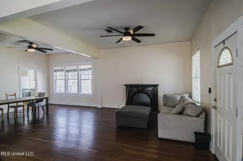 Living - 809 N Congress St, Jackson, MS 39202 photo 3 of 5
