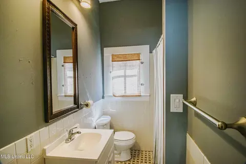 Bath - 809 N Congress St, Jackson, MS 39202 photo 4 of 4