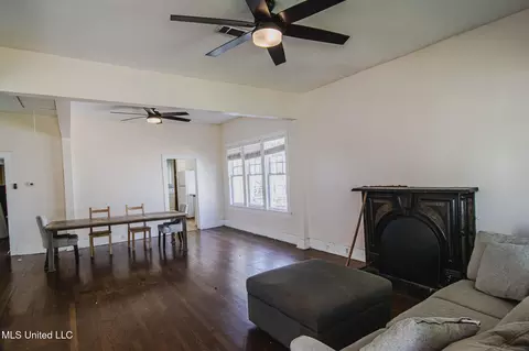 Living - 809 N Congress St, Jackson, MS 39202 photo 2 of 5