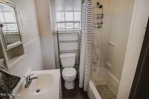 Bath - 809 N Congress St, Jackson, MS 39202 photo 2 of 4