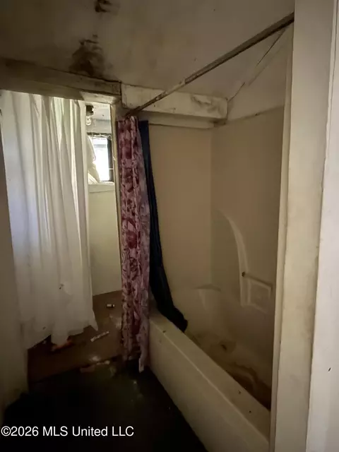 Bath - 366 Elm St, Grenada, MS 38901 photo 1 of 1