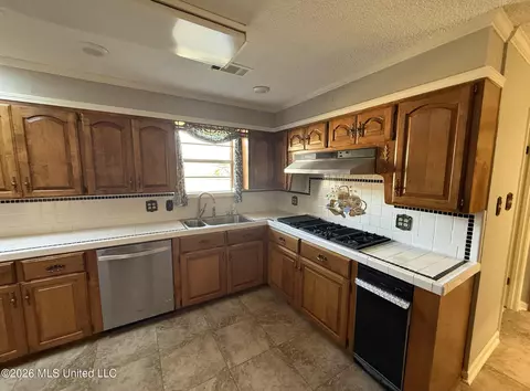 Kitchen - 1488 Spanish Fort Rd, Rolling Fork, MS 39159 photo 2 of 4