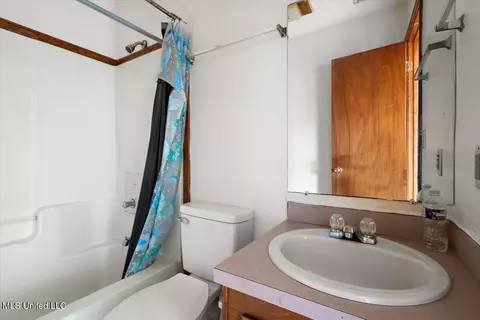 Bath - 7958 Hebron Rd, Lexington, MS 39095 photo 1 of 2