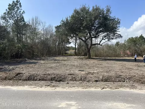 725 Sears Ave, Waveland, MS 39576