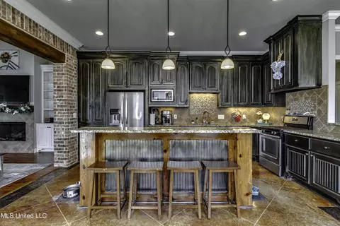 Kitchen - 601 Emerald Ct, Brandon, MS 39047 photo 2 of 6