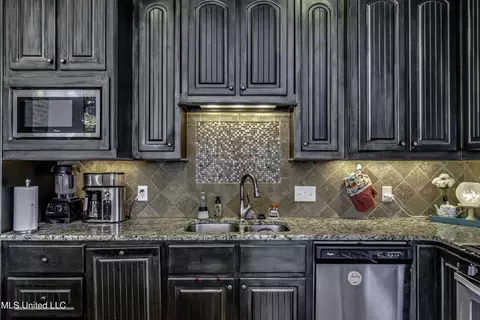 Kitchen - 601 Emerald Ct, Brandon, MS 39047 photo 5 of 6