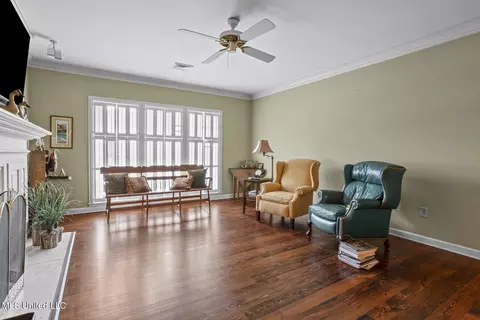 Living - 420 Saint Andrews Dr #2-4, Jackson, MS 39211 photo 2 of 3