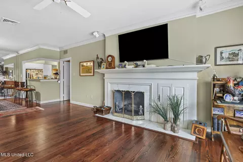 Living - 420 Saint Andrews Dr #2-4, Jackson, MS 39211 photo 3 of 3