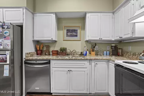 Kitchen - 420 Saint Andrews Dr #2-4, Jackson, MS 39211 photo 1 of 2