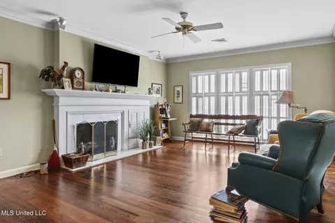 Living - 420 Saint Andrews Dr #2-4, Jackson, MS 39211 photo 1 of 3