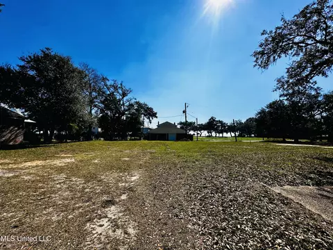 615 2nd St, Gulfport, MS 39501