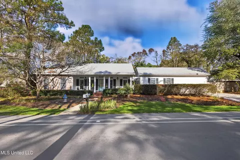 95522 W Diamondhead Dr, Diamondhead, MS 39525