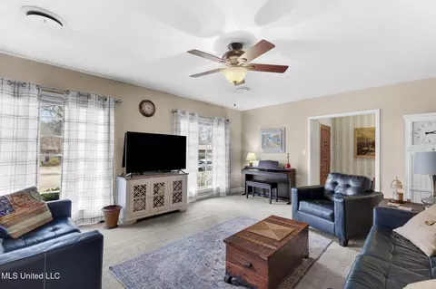 Living - 5420 Marblehead Dr, Jackson, MS 39211 photo 3 of 4
