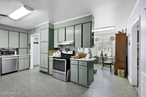 Kitchen - 5420 Marblehead Dr, Jackson, MS 39211 photo 3 of 5